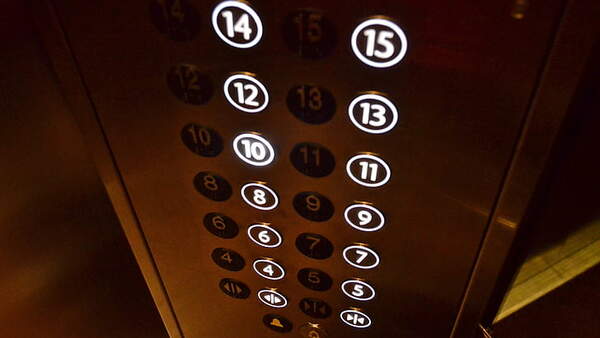 老人遇到电梯故障该如何自救？